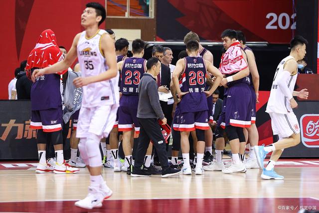 比赛过程精彩纷呈，CBA联赛气氛热烈