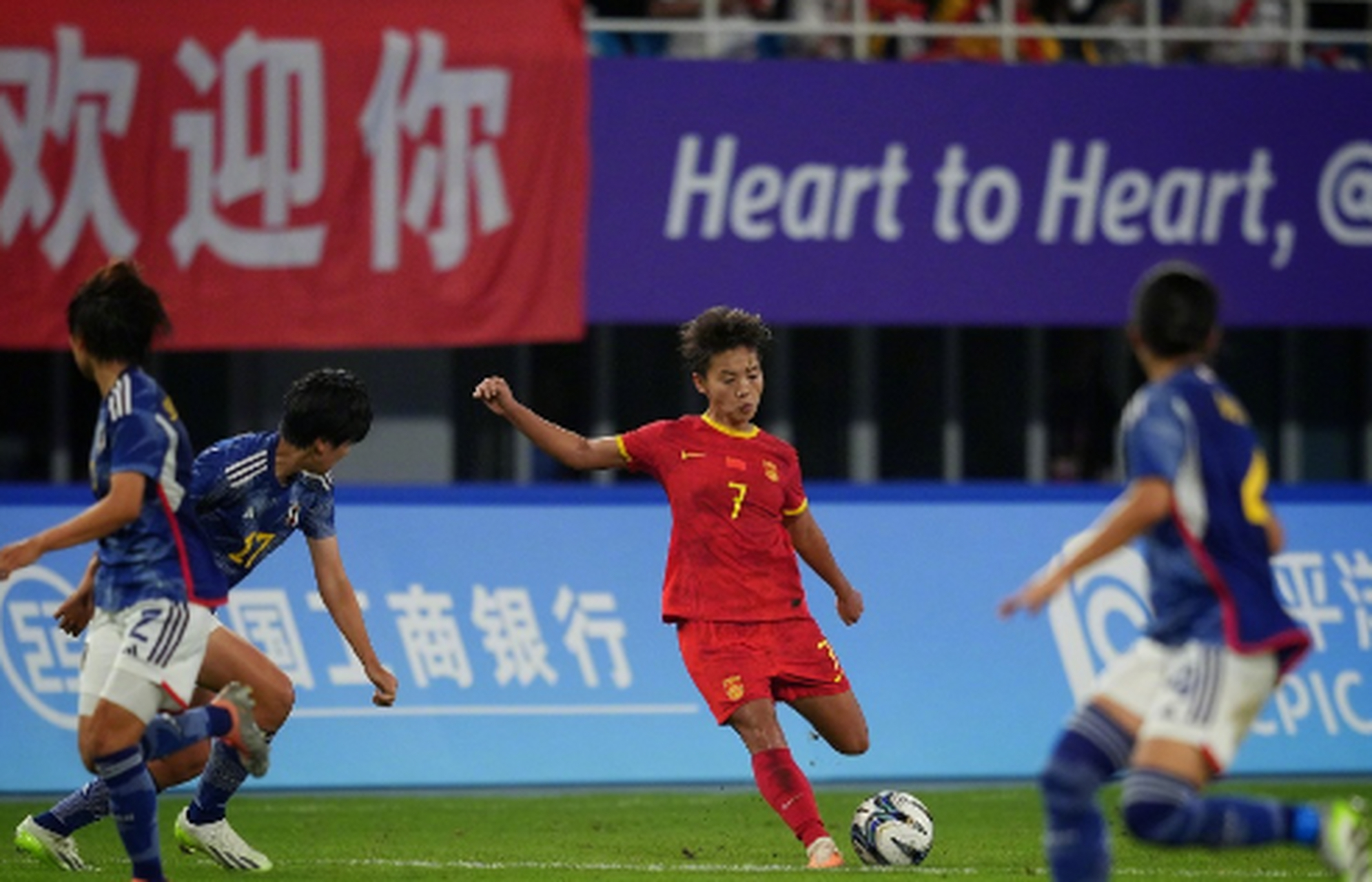 九游体育在线-包含坚毅不拔：女足比赛中展现拼搏品质的词条