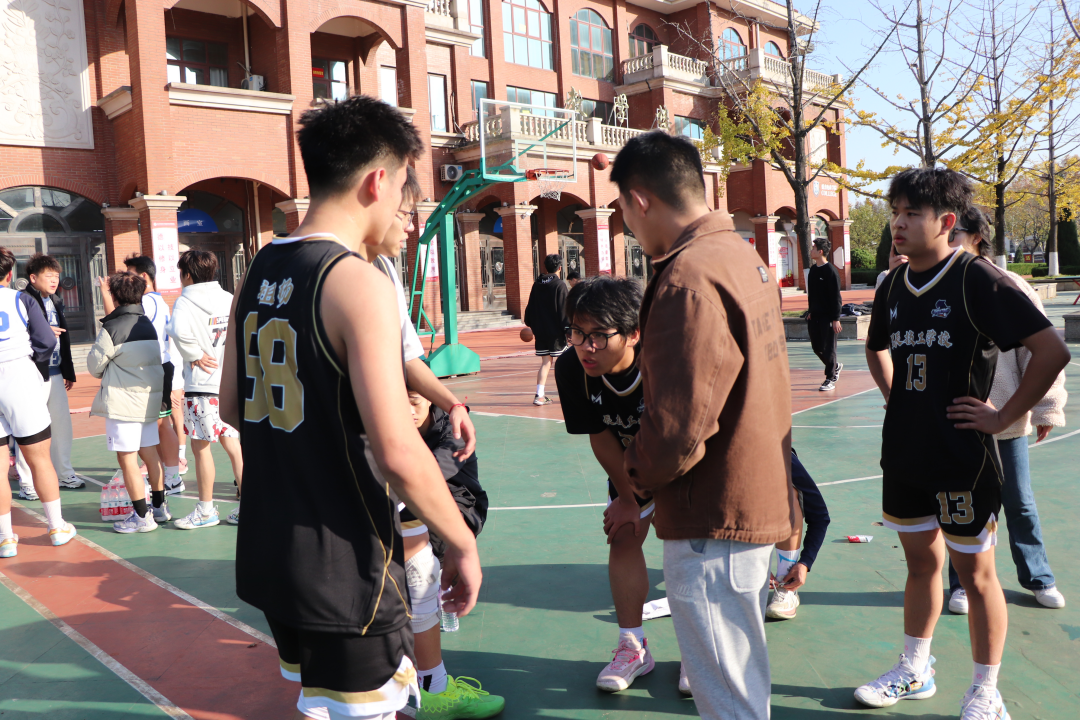 关于一场关于华东区的精彩篮球比赛即将上演的信息