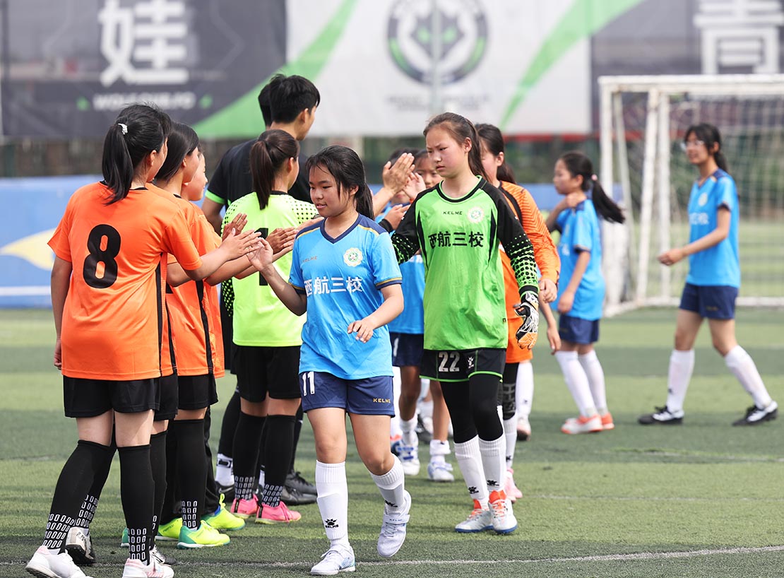 九游体育网页版-足球比赛中女运动员展现技巧