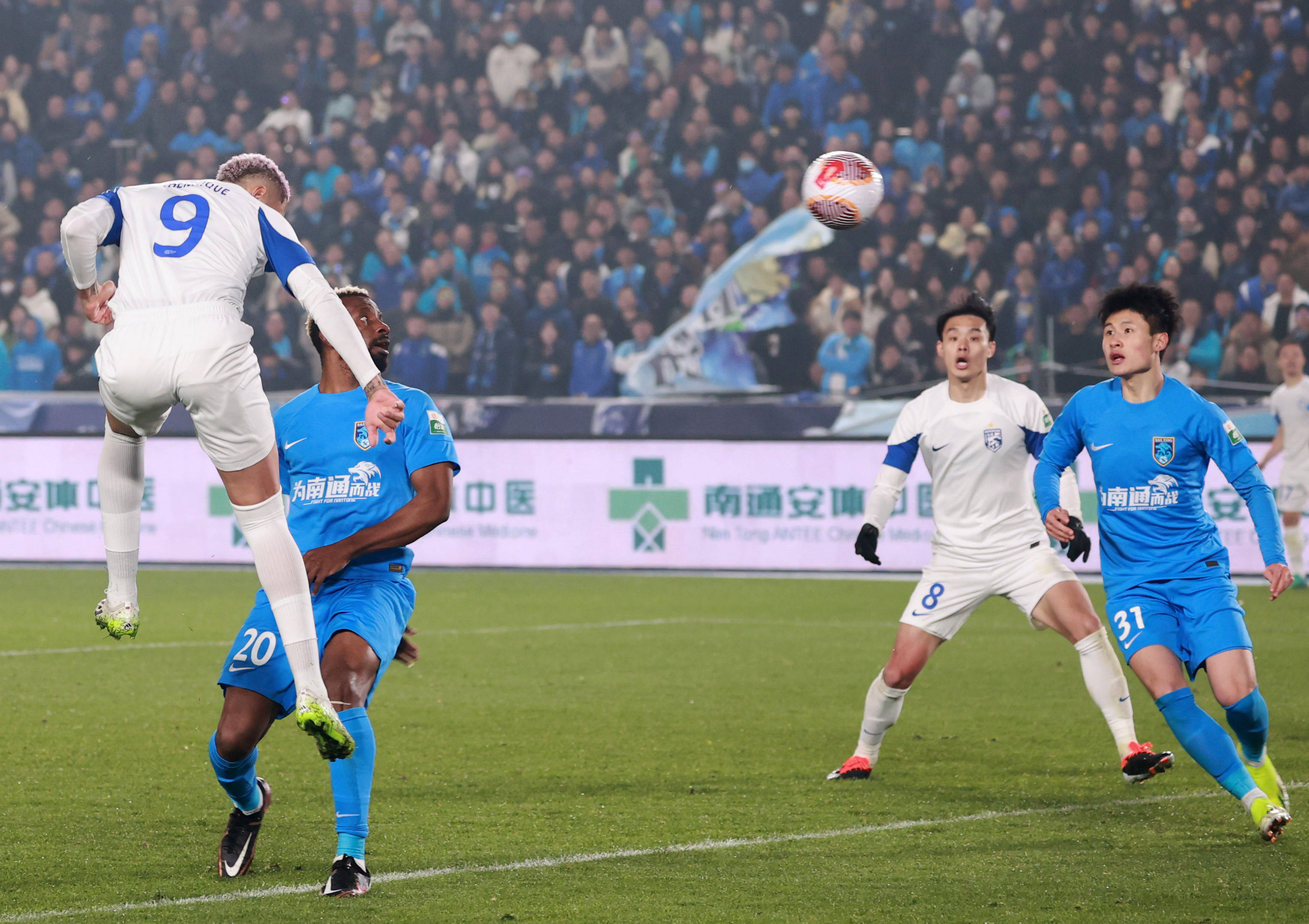 主场比赛火爆上演，球员斩获关键进球的简单介绍