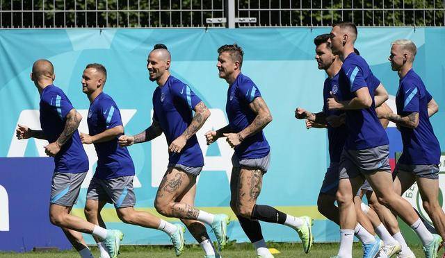 包含斯洛伐克队胜利欢庆，小组第二成功出线的词条