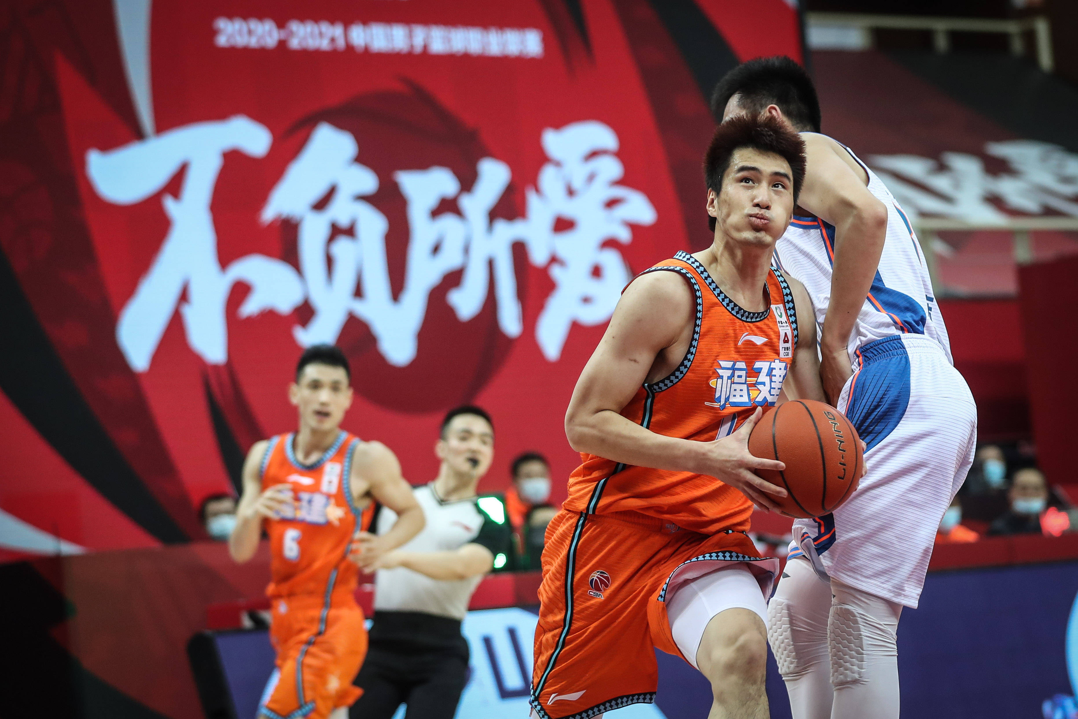 九游体育亚洲官网-CBA赛场上球员技术不断提高，球队实力渐见雏形的简单介绍