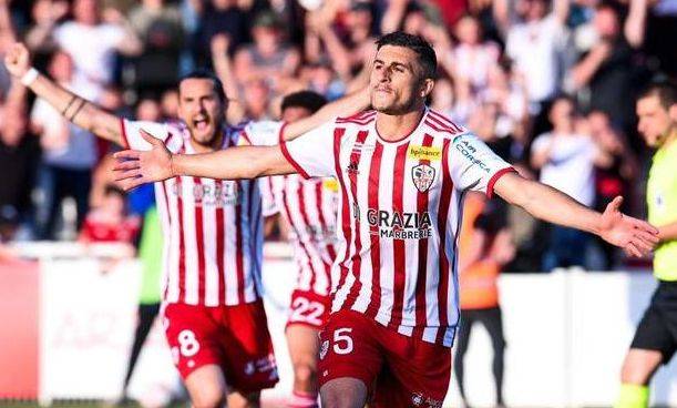 阿雅克肖足球队在比赛中力压对手