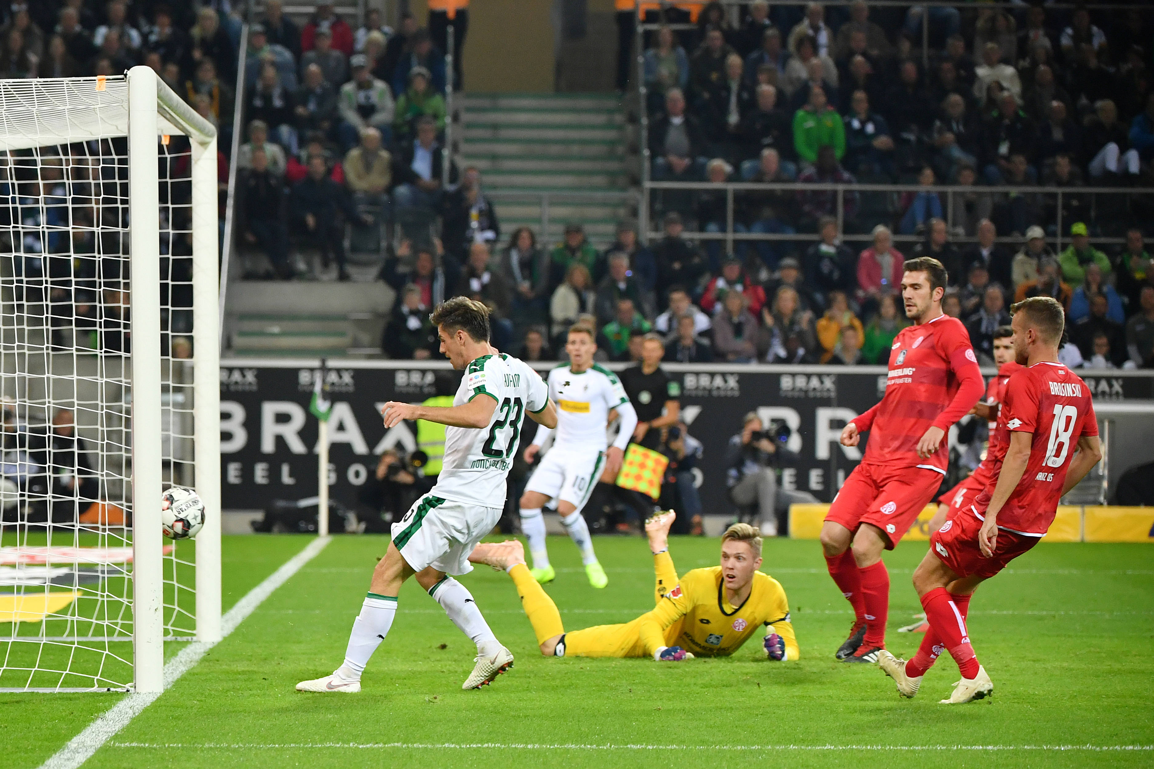 关于足球赛场上火爆比拼，球员战术高超的信息