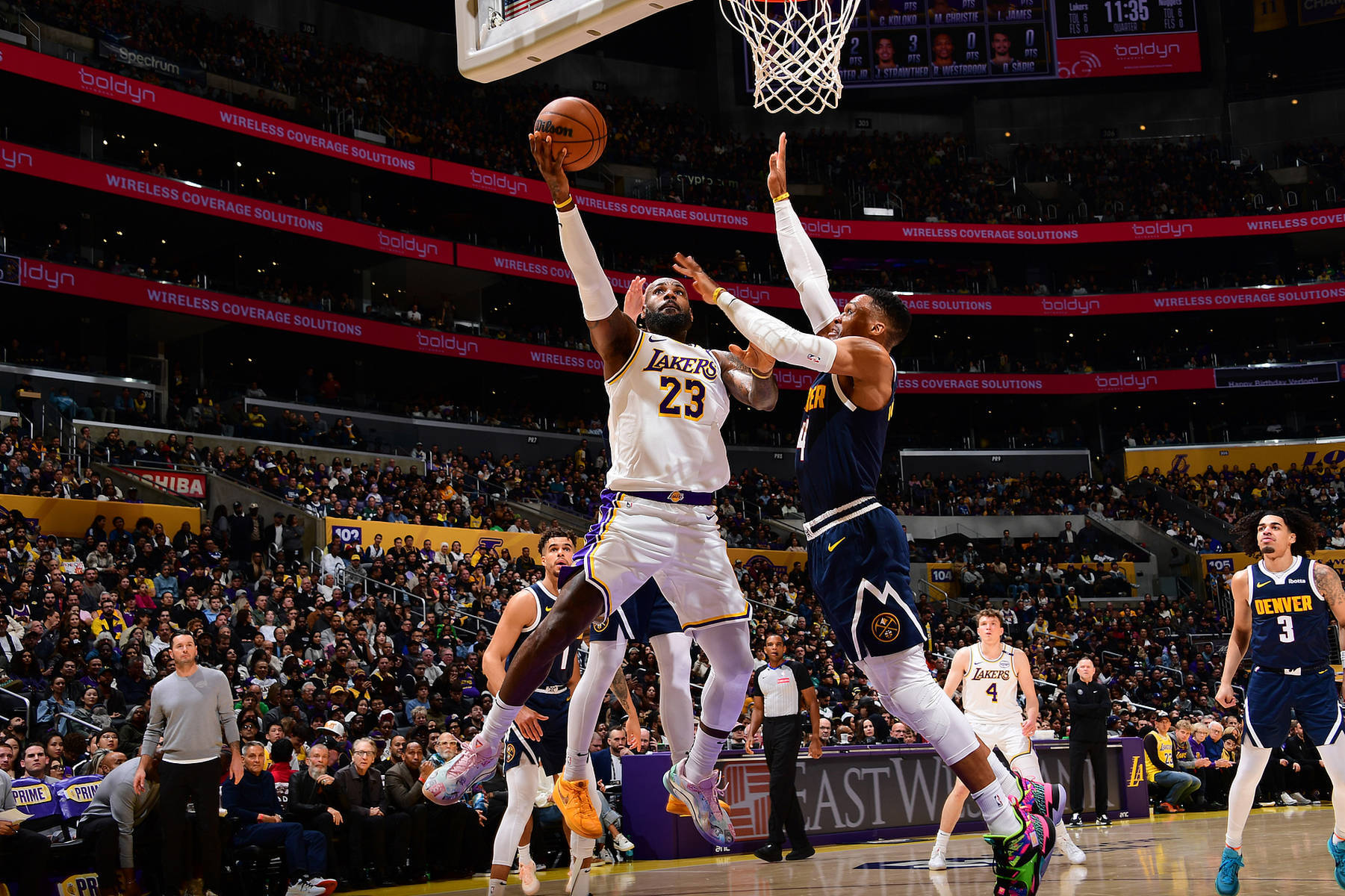 九游体育官网-湖人遭遇惨败，詹姆斯再次单挑无解