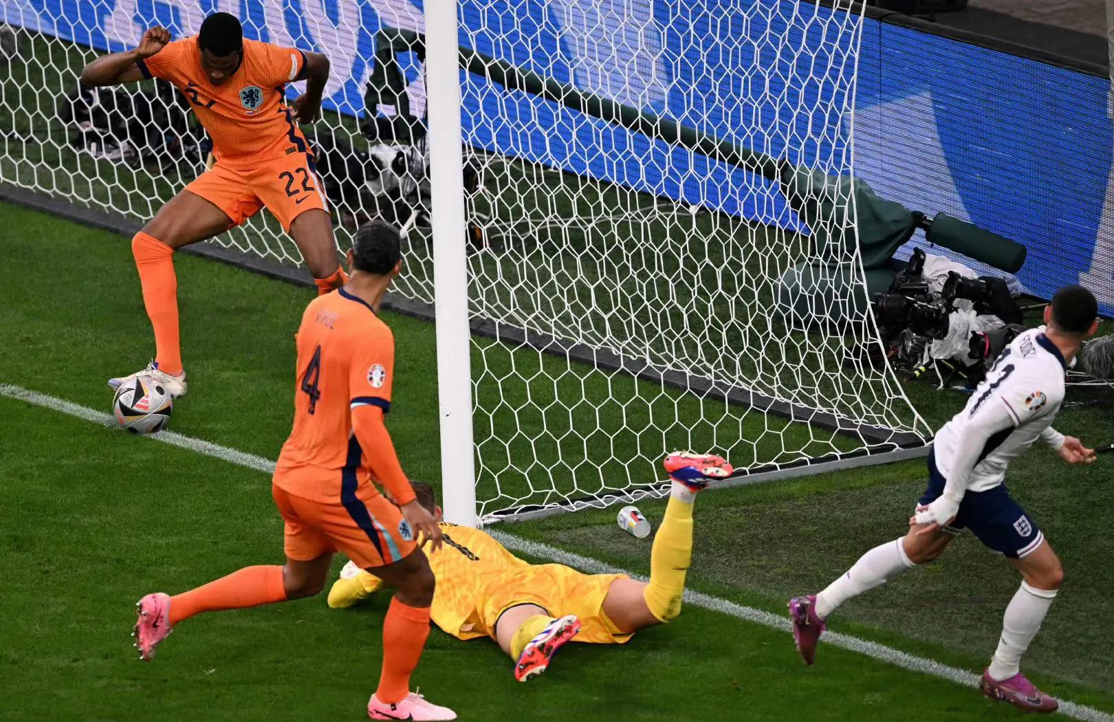 九游体育官网入口-荷兰队在欧洲赛场上掀起惊涛骇浪，实力遥遥领先