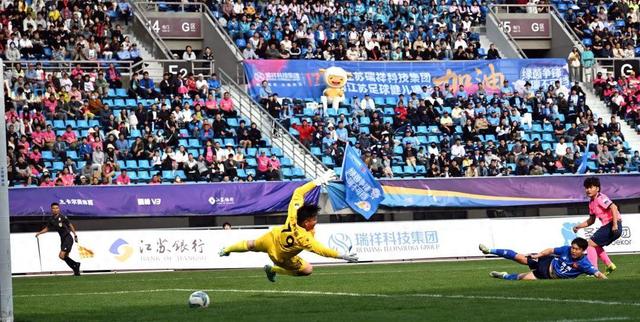 九游体育网页版登录入口-足球赛场激战正酣，全力冲刺尽展风采