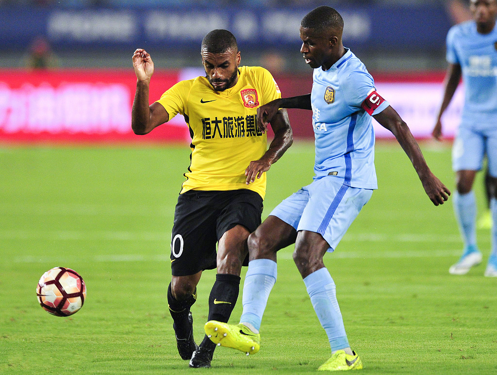 九游体育网页版-苏宁背靠背挑战广州恒大，球队防线需全员贡献