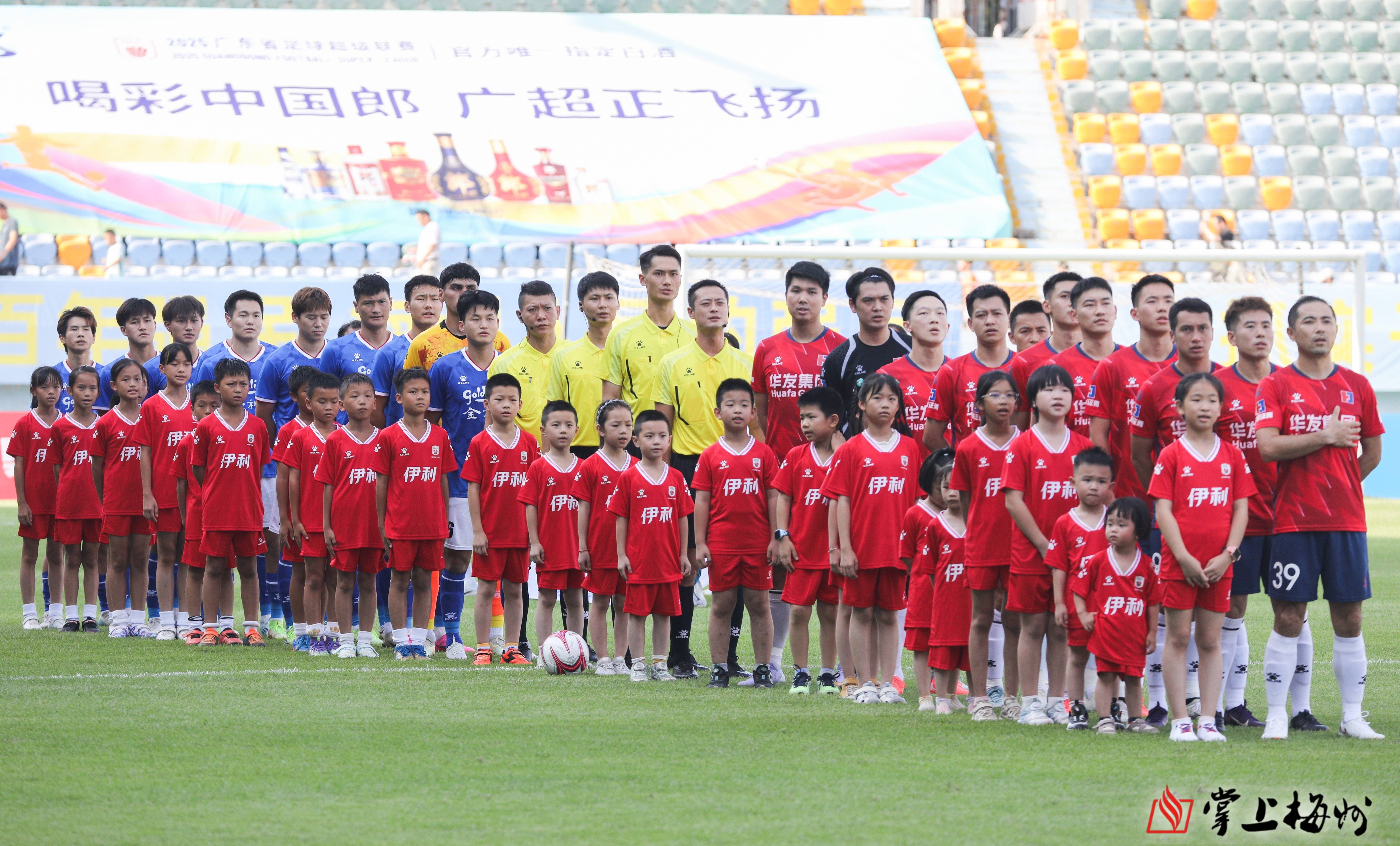 关于少年足球联赛揭幕战火热展开的信息