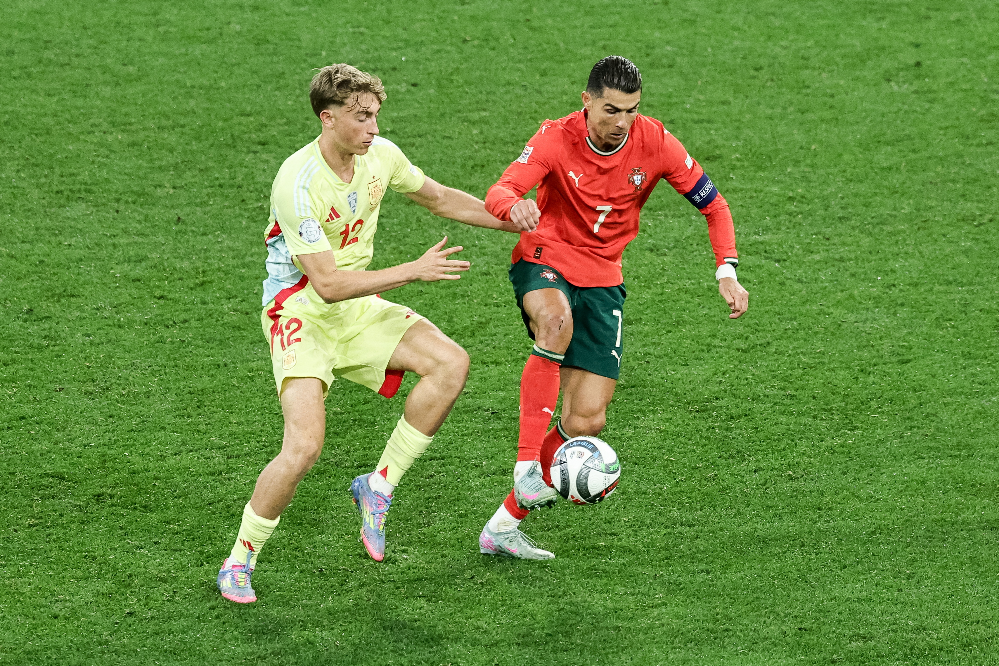 九游体育app-欧洲国家足球对抗赛，球员们备战冲刺