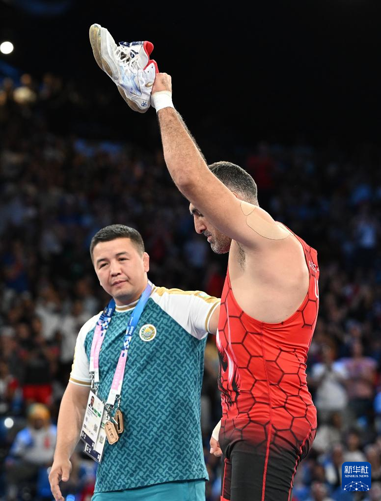 九游体育在线-摔跤比赛中土耳其选手夺得银牌