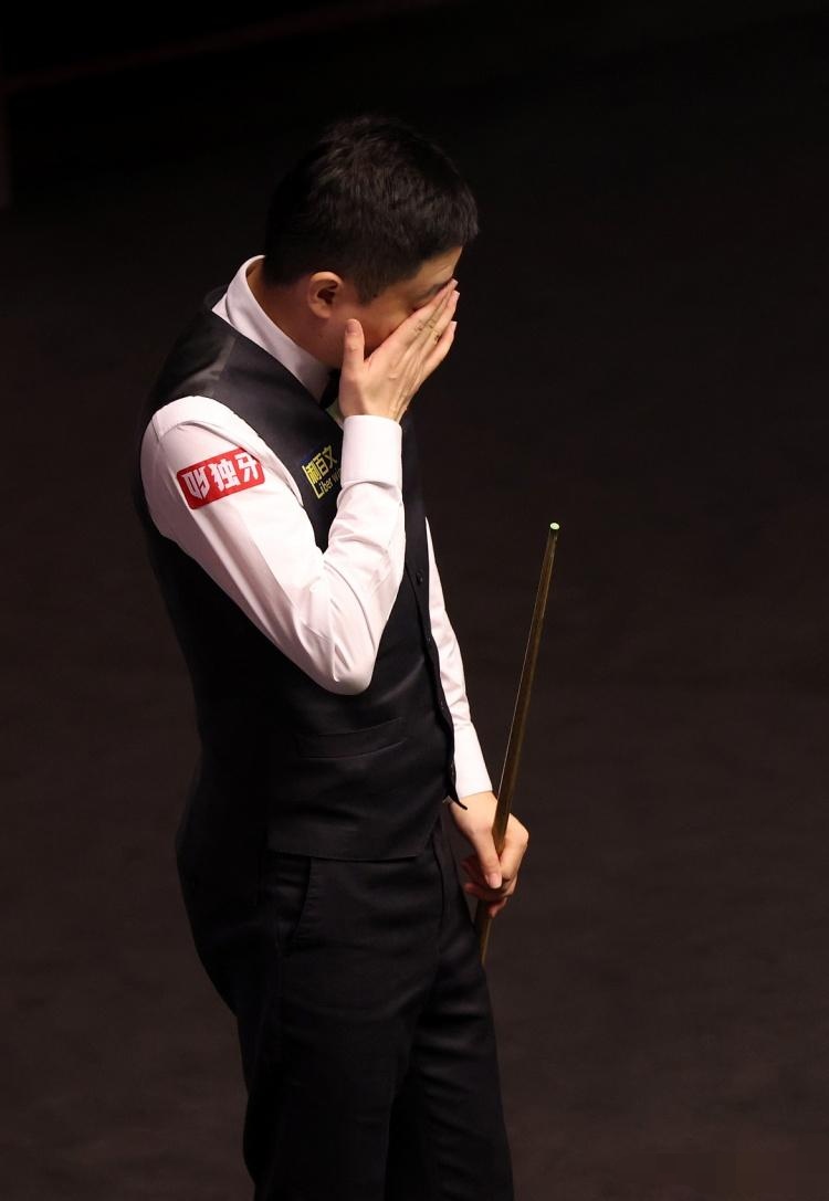 主力选手失误不断，比赛成绩惨淡