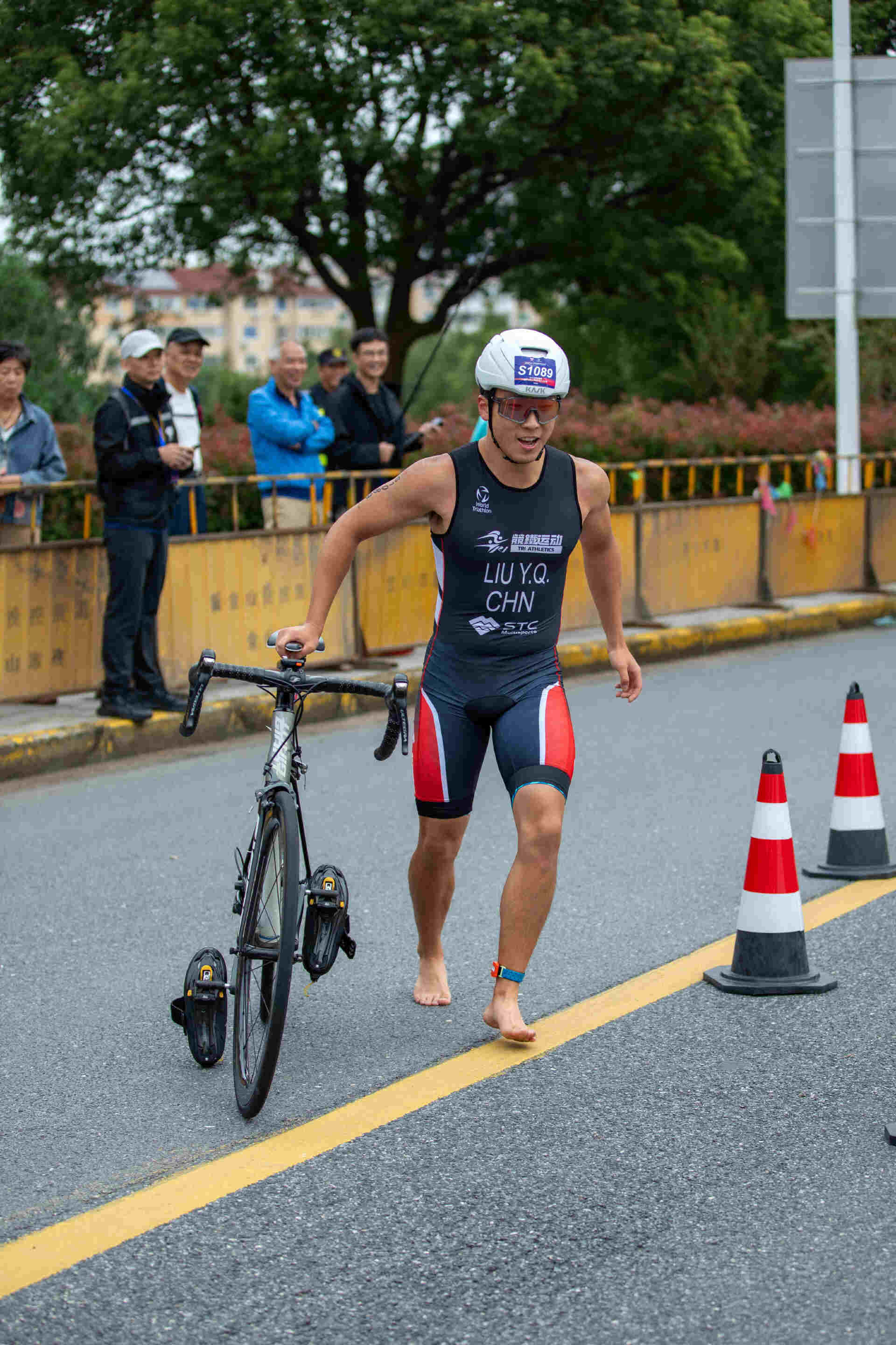 九游体育登录-瑞士铁人三项选手全面发力，勇夺冠军的简单介绍